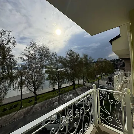 President Premium Lakeview Apartment *